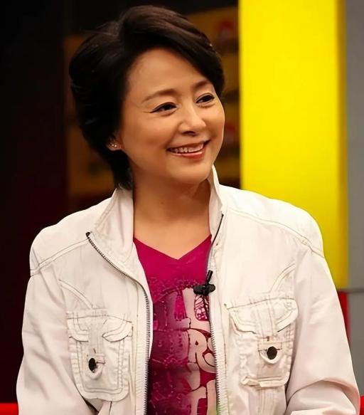 张瑜在采访里突然落泪，说这辈子最后悔的，就是错过了当年那个真心实意对她好的男人。