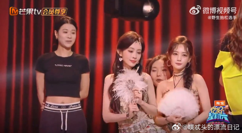 李雪琴左拥李一桐右抱孟子义你好星期六 嗨！hi6舞台彩排，李雪琴腰伤坐着，热情招