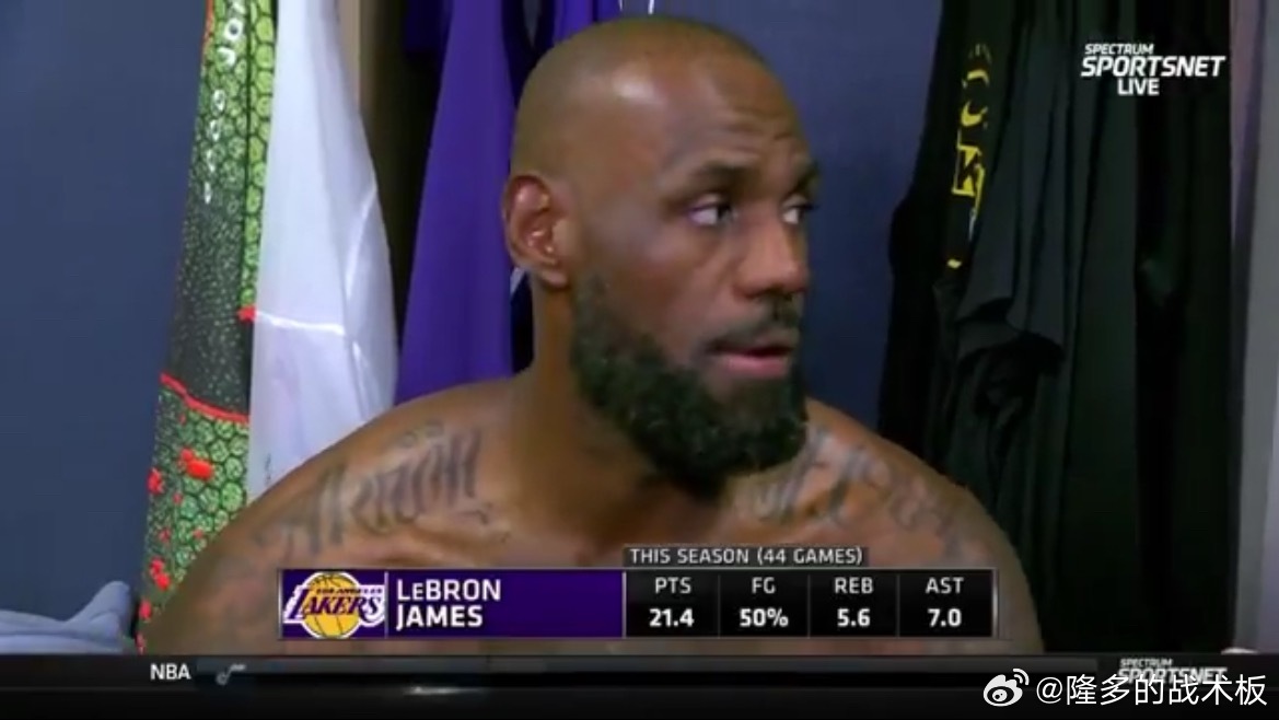 詹姆斯被问到他是如何练出招牌后仰跳投：“总决赛输给独行侠，而且打得烂透了。低位进