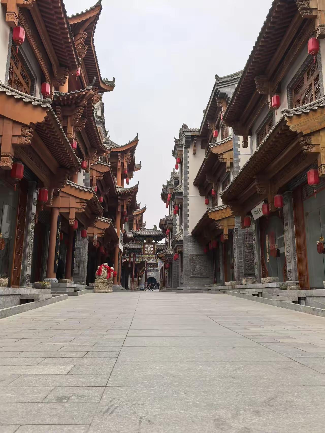 发现没有，许多人旅游纯粹就凑热闹，人云亦云。根本不知道啥叫旅游，就知道在车上睡觉