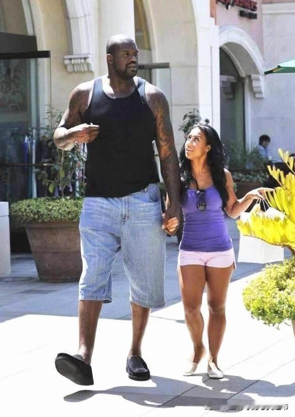 奥尼尔2.16米，前妻香妮1.65米左右，身高差约51厘米；前女友多在1.7米上