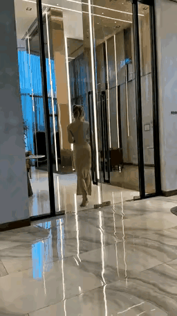 开门方式挺特别啊，手里是拿东西了吗？