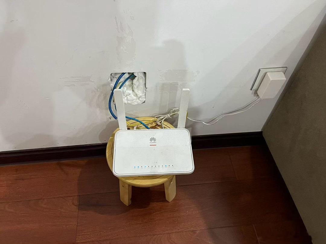 这么晚了，家里突然没网，电视也看不了，正发愁，试着联系了维修师傅，没想到对方一句