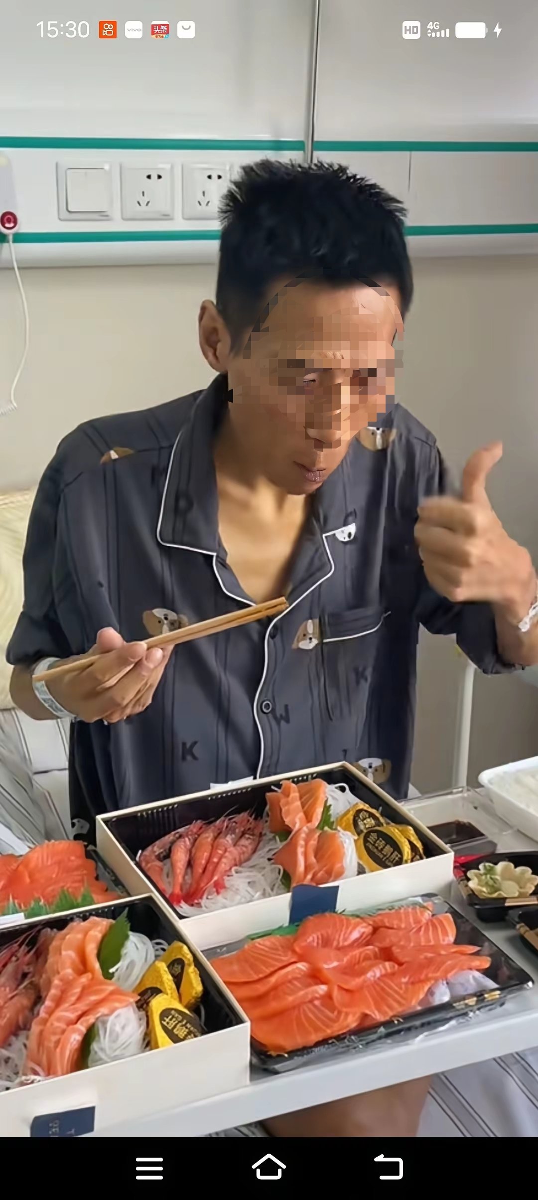 男子患肝癌晚期，化疗后，自己点的外卖，全都是海鲜，大开胃口，又吃又喝，自己说：在