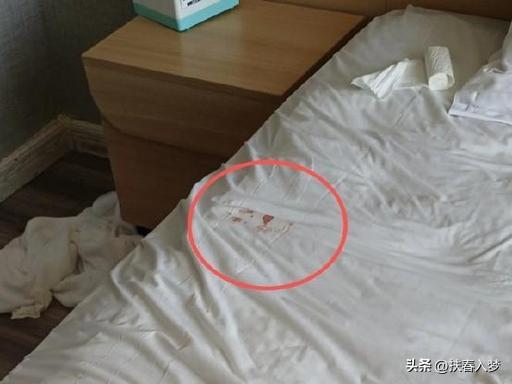 我的天，太恶心了！西安一对情侣在酒店约会，二人完事后抱着睡，床单上留下血迹。第二