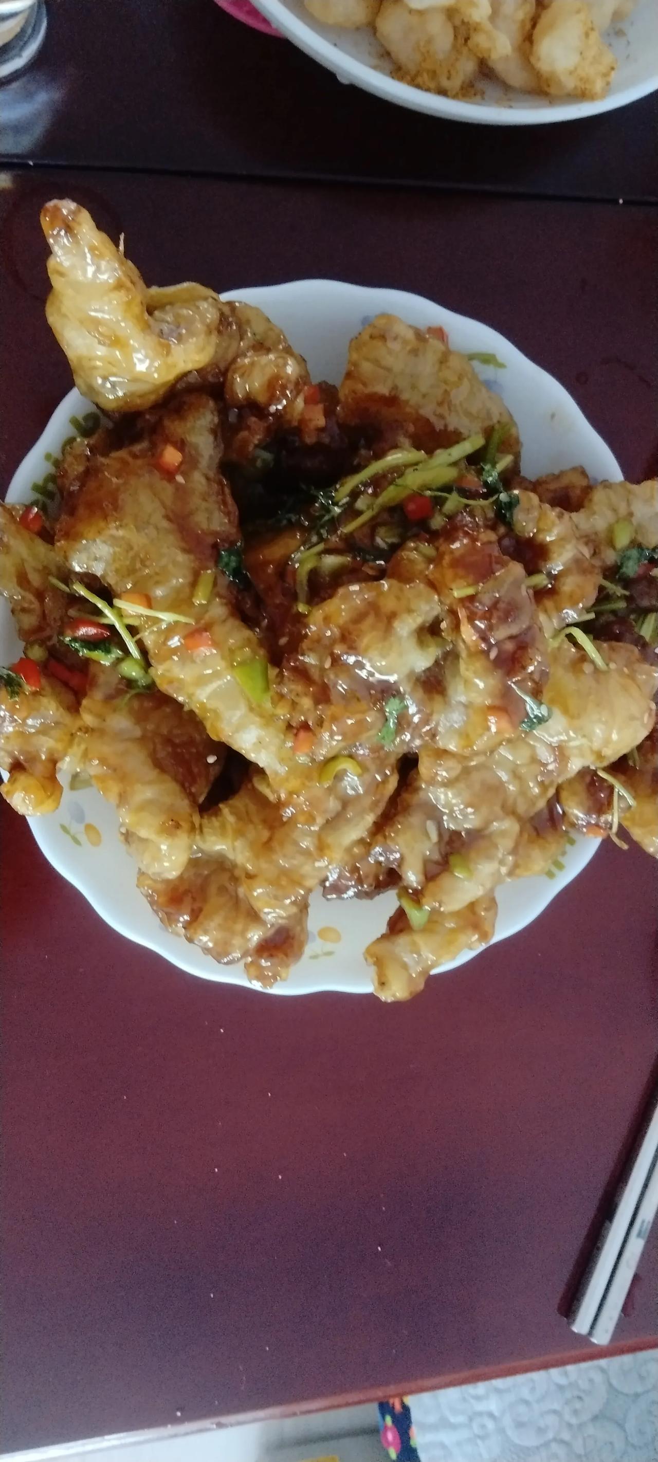 立秋吃饺子。
老两口开喝！口口香，软炸虾仁，凉拌菜，西红柿。
每人三两老酒，不多