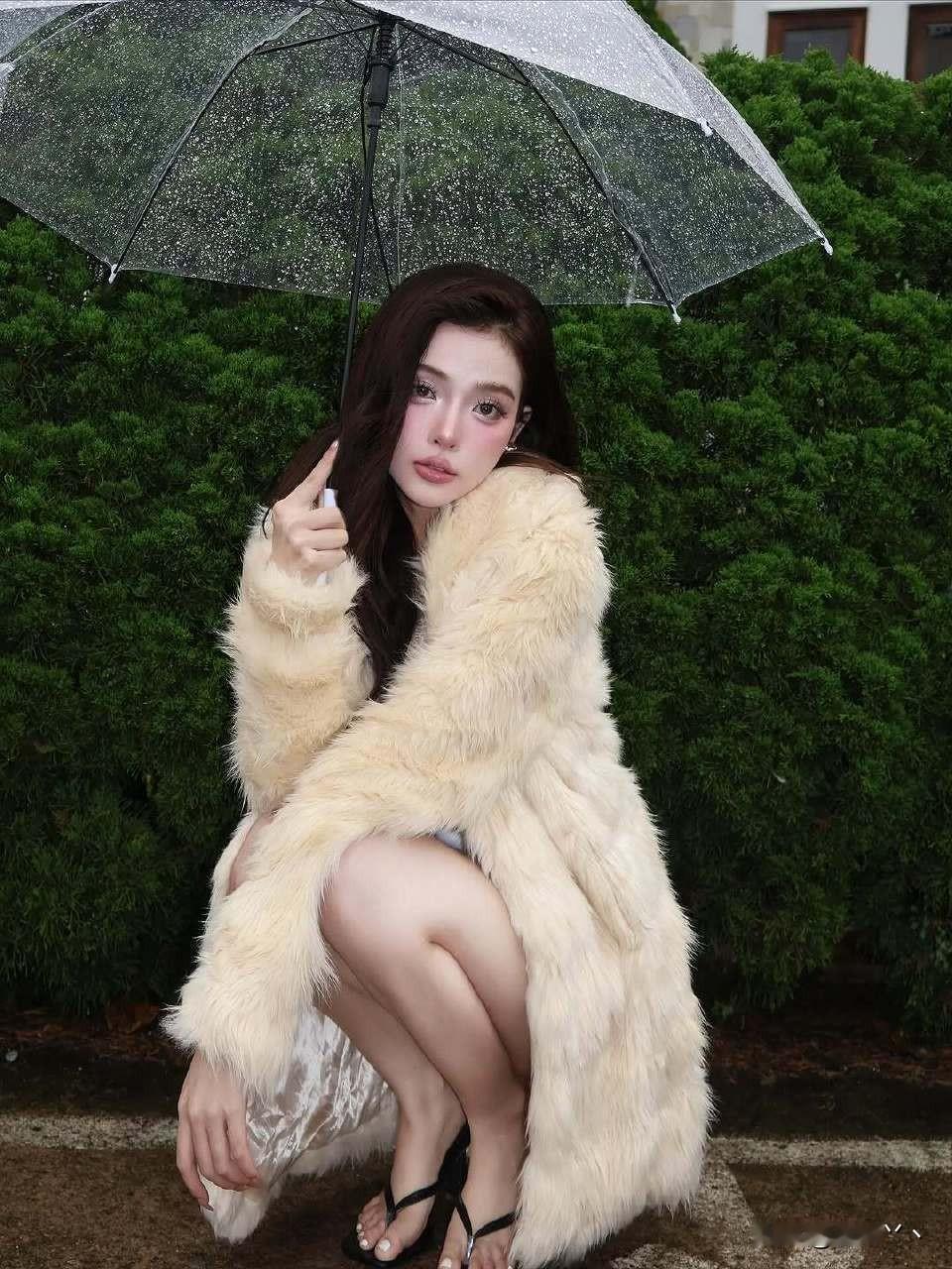 雨天氛围感穿搭｜温柔到骨子里的慵懒感
 
冷雨敲伞的日子，裹件奶杏色毛绒大衣就赢