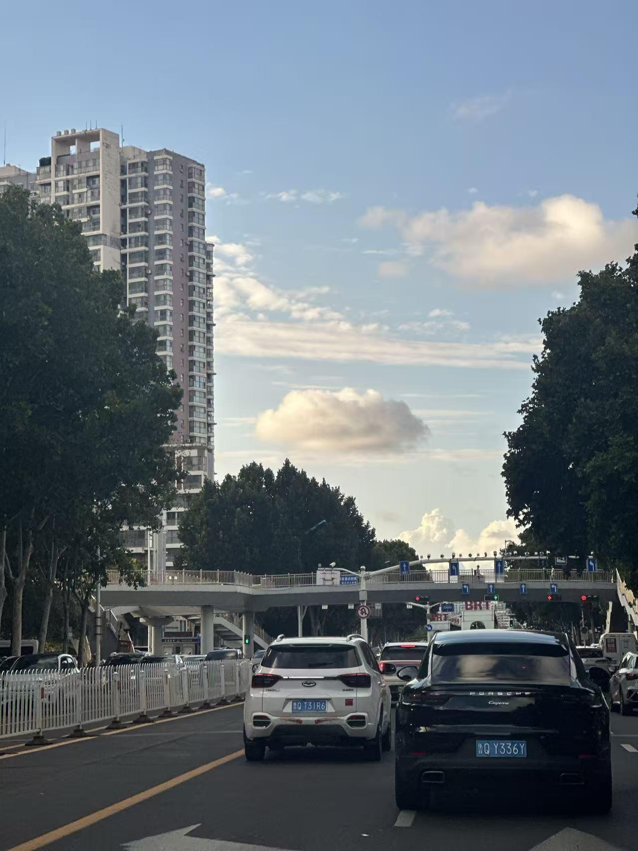 沂州巷里雨烦人，混酒灼喉举杯频。
莫道你我旧相识，城外秋日景色新。
      