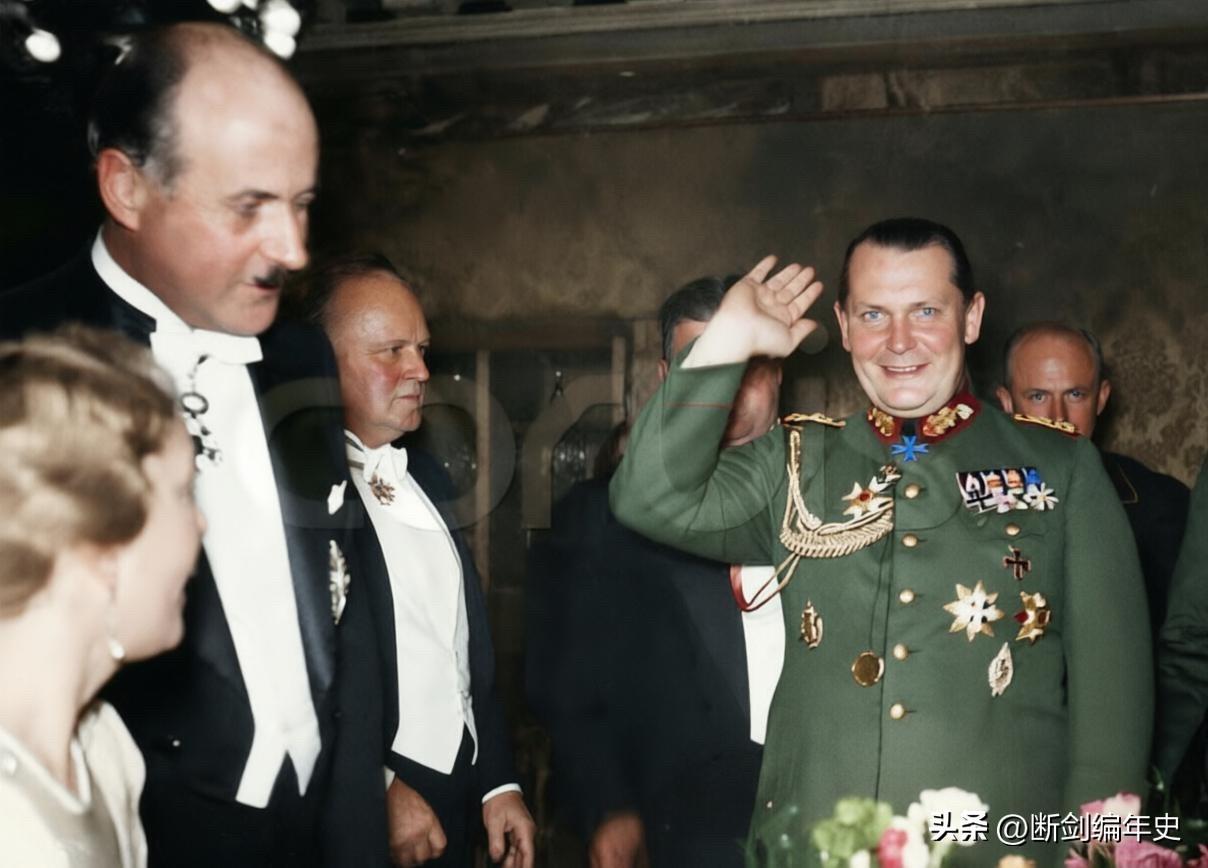 罕见的照片，赫尔曼·戈林身着陆军步兵上将制服，拍摄时间大约为1934年。

19