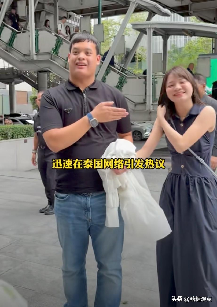 泰国王子提帮功谈个恋爱，整个人看起来不一样了，只是，他找个日本女友有点意外。
根