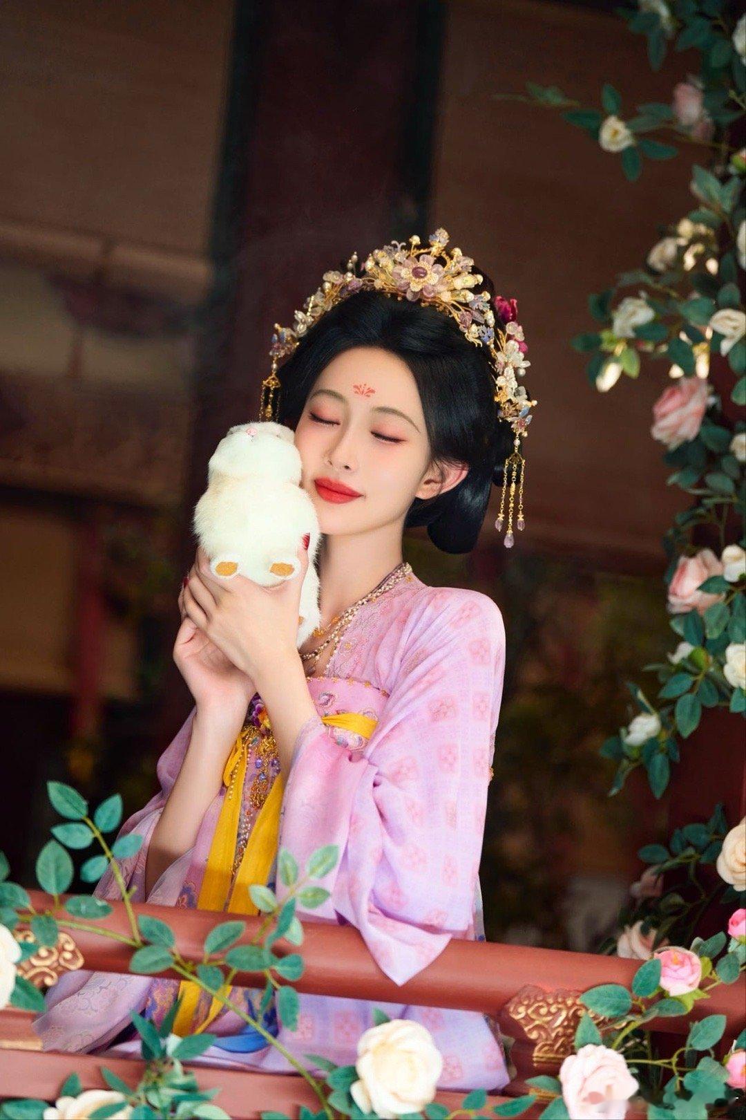 孟子义中秋节营业照孟子义分你一半月饼 孟子义营业太懂观众心！古风造型贵气又不失温