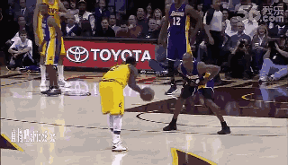 早期欧文喜欢单挑科比，科比也喜欢这个后辈，此球科比大帽欧文