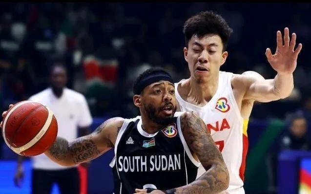 各位篮球迷们，你们听说了吗？超级豪华的美国男篮队居然差点翻车了！他们在一场热身赛
