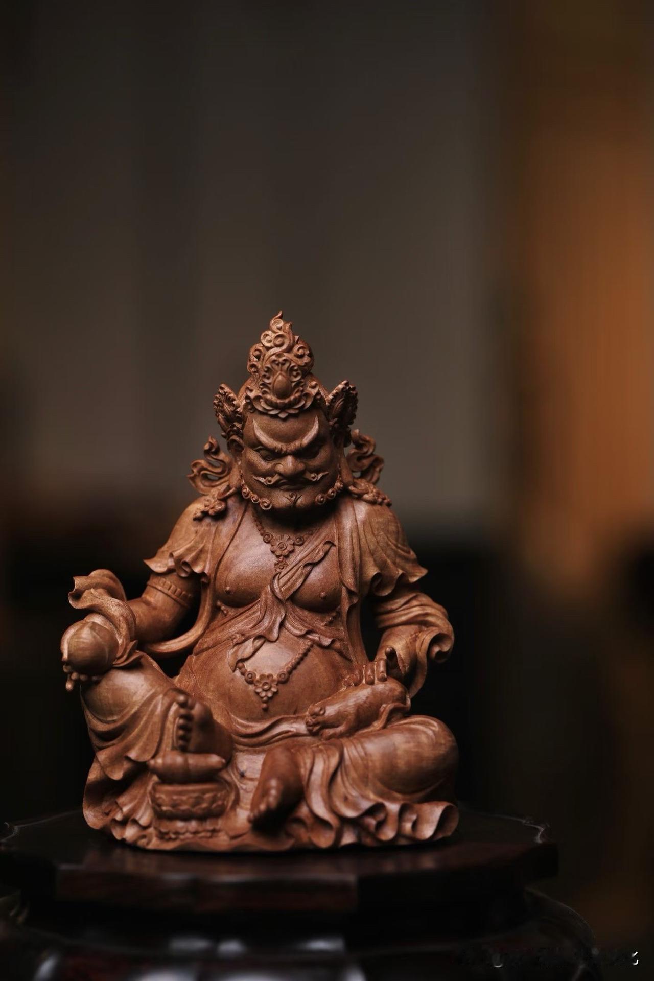 很多人求“财”，
喜欢热闹、喜欢显。

但这一尊黄财神，是收着的。

老山檀的温