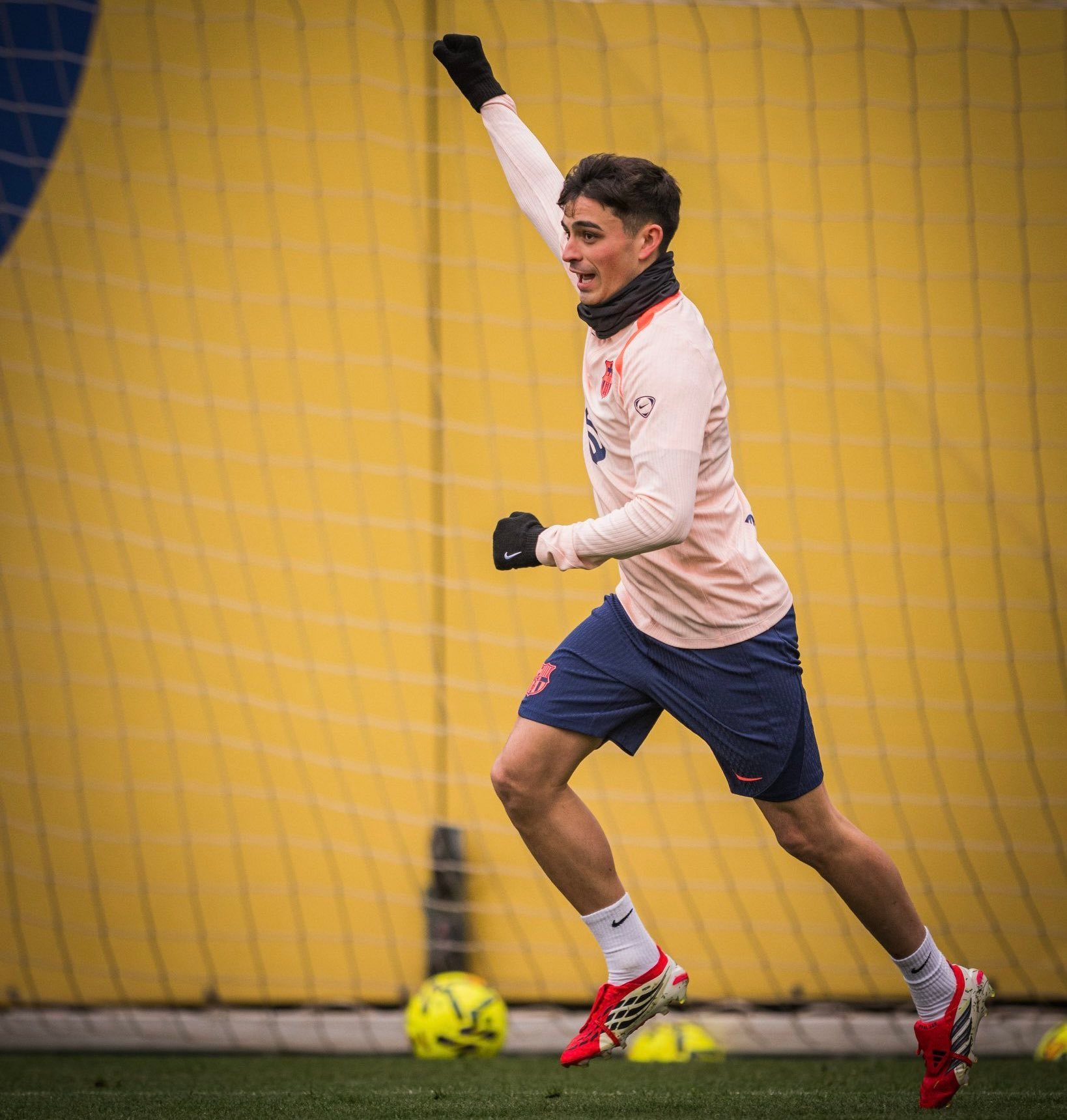 记者：佩德里康复过程良好，已经开始在球场上进行单独训练。❤️❤️❤️❤️❤️❤️