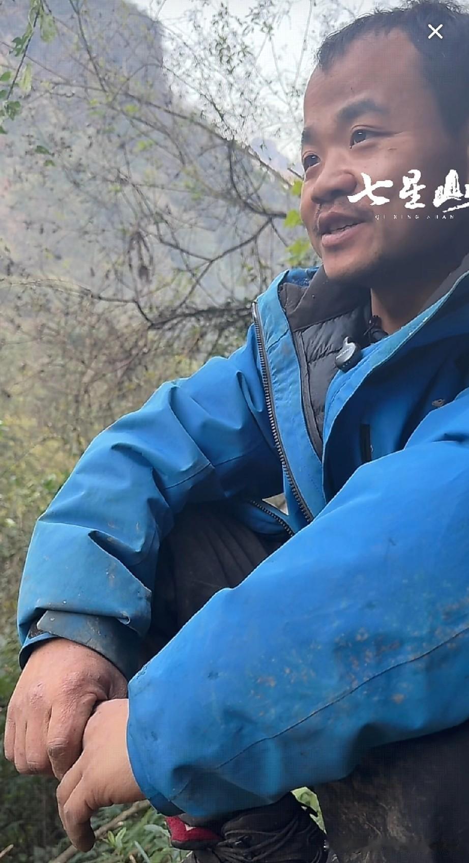 苗王挖到葛根王了，这下又可以抵一天伙食了！
 
谁懂啊！看苗王直播挖葛根，蹲在土