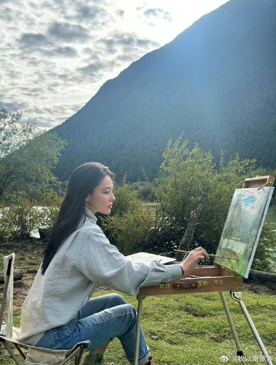 张馨予云南花海里画花 哇塞 真的好美啊 具体在哪想去打卡唉，不愧是张馨予， 落实