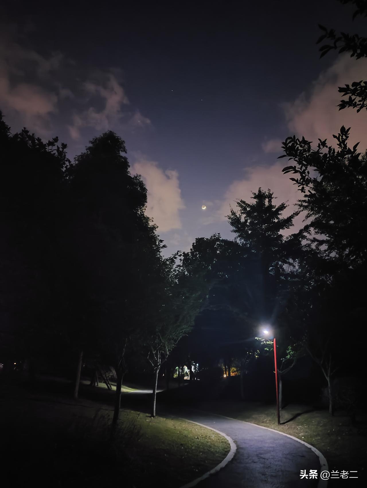 闲来喝茶唠唠心里话，走过半生慢慢悟出不少实在道理。

年轻的时候总爱争强好胜，处