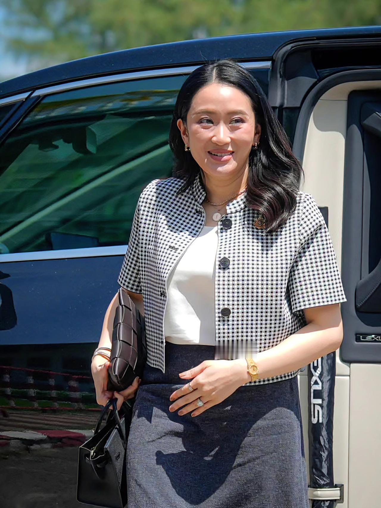 佩通坦心情不错，在媒体面前始终笑容满面
2025年10月20日，前总理佩通坦与妹