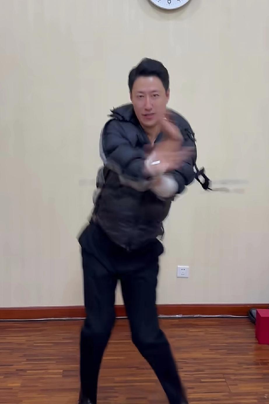 于震挑战科目3，虽然节拍踩的挺准，但动作夸张表情怪异，让人看着亳无美感，不知这些