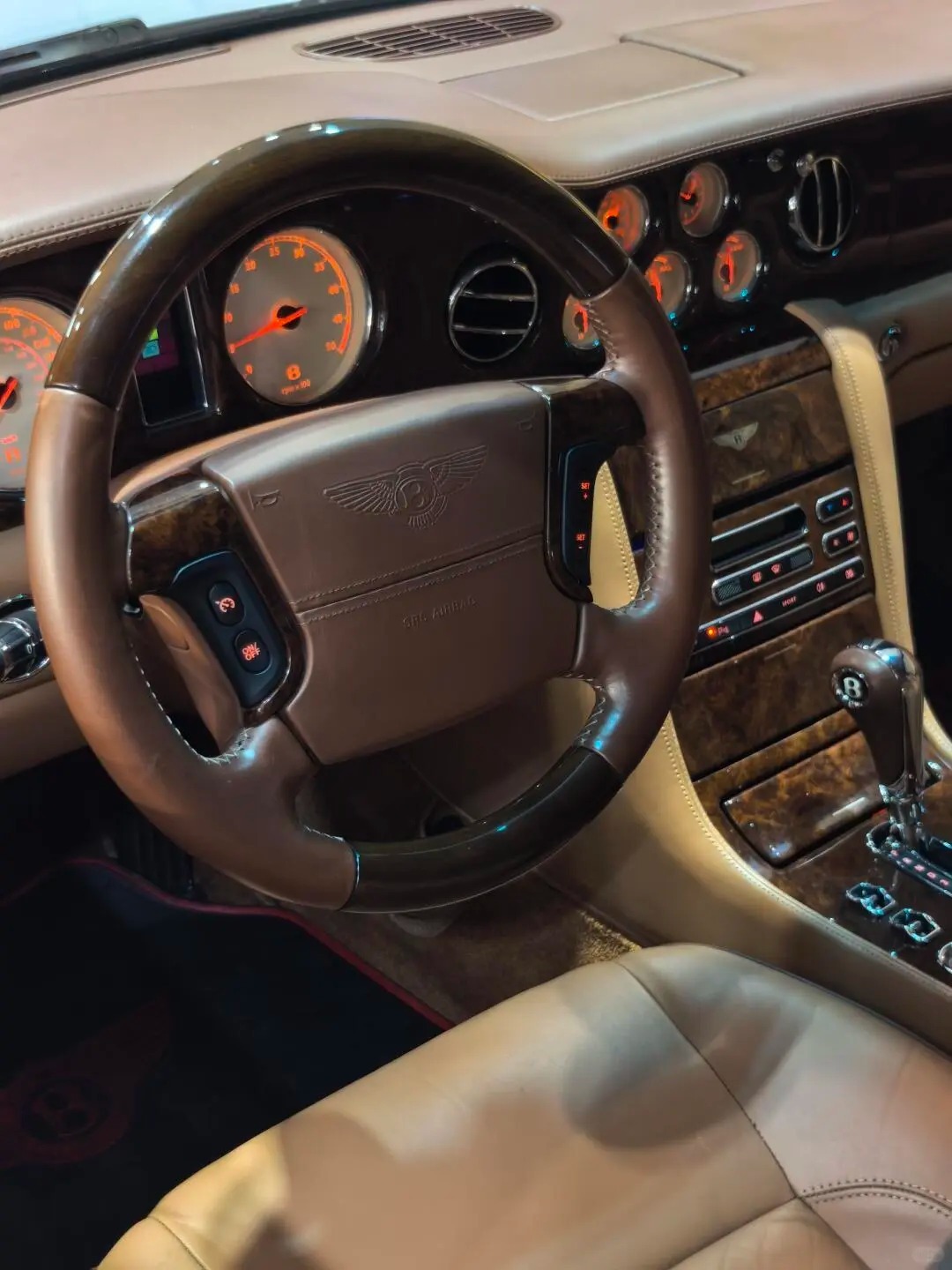 宾利雅致R，雅致很适合的名字，确实是雅车东车西