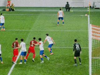这球怎么就能算进呢？上海海港球迷认为这个球已越过球门，进球应该有效。仔细看看吧，