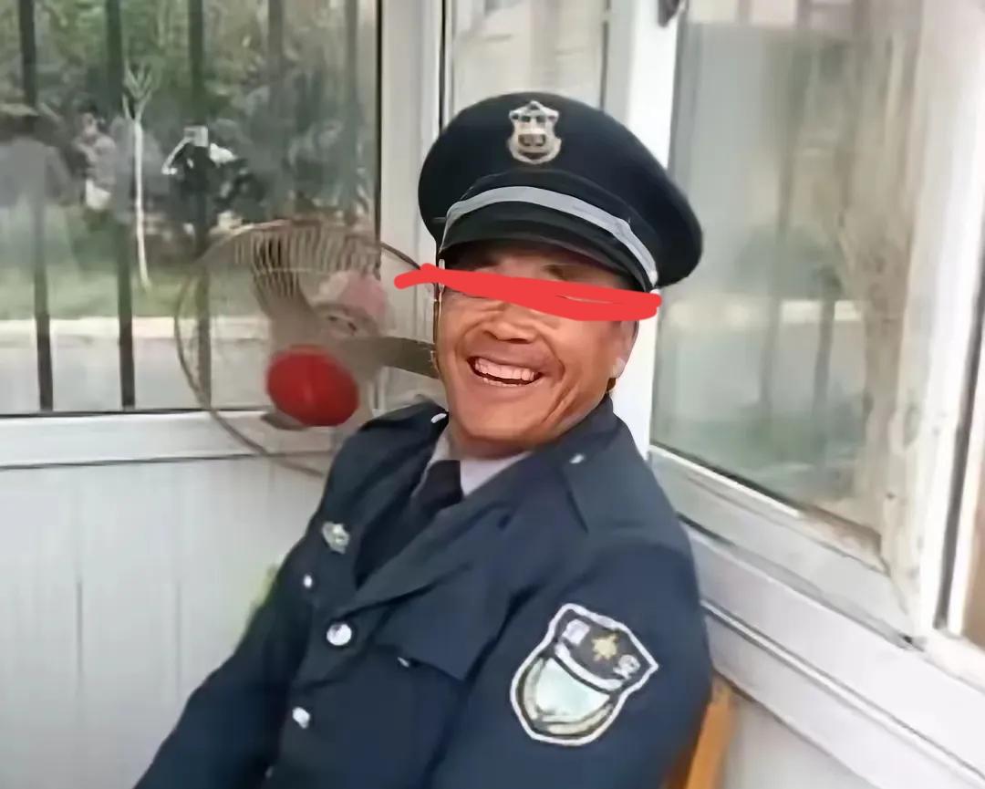 河北衡水，一男子喝醉酒回到小区门口，发现有辆电动车挡路，他赶紧叫来保安挪车，没想