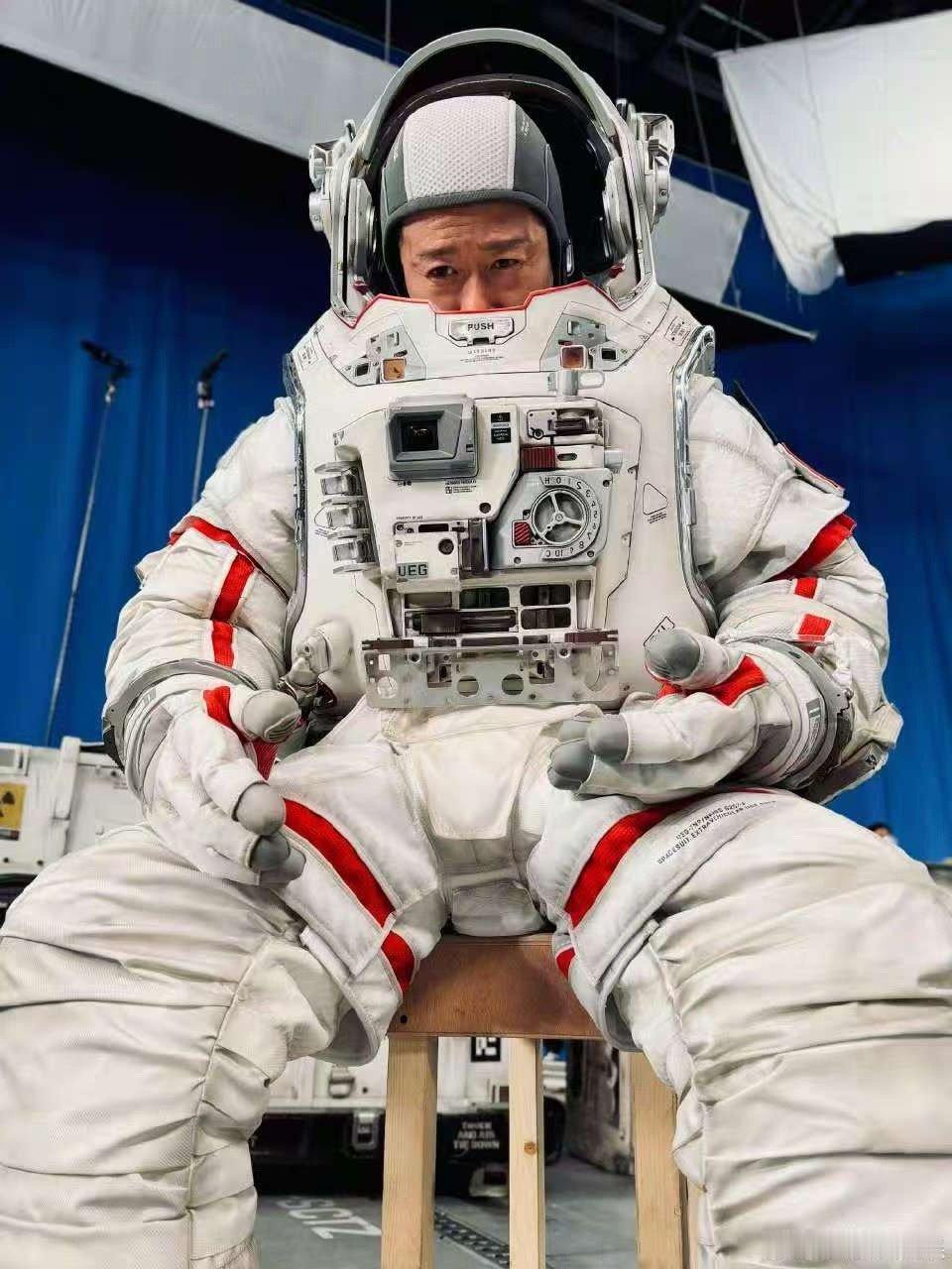 吴京流浪地球3片场照吴京发文生无可恋3吴京流浪地球3片场照，生无可恋3，[爱慕]