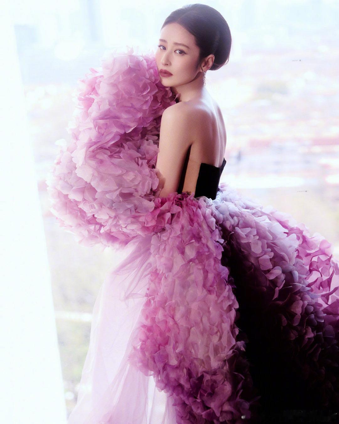 颖儿穿了一千朵花在身上这个造型对于颖儿来说真的就是量身定制呀！完美贴合她甜御兼具