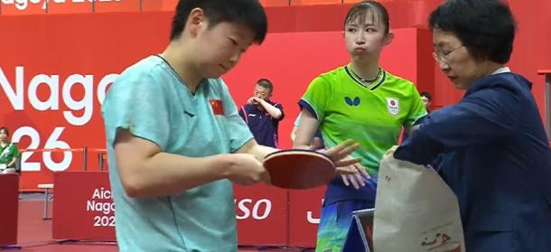 笑死我了！

亚运会女团决赛第一盘，早田希娜1比3输给了孙颖莎。输球的瞬间，她没