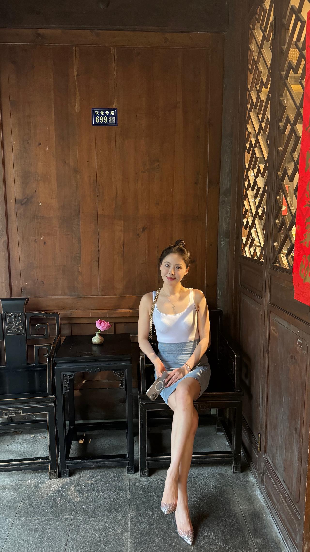 时光跌跌撞撞，季节来来往往，风月都好看，人间也浪漫