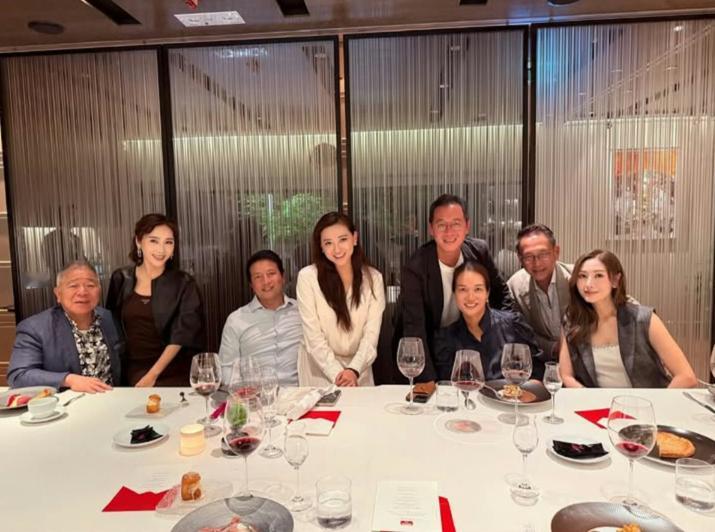 四对豪门夫妇同桌吃饭，黎姿与丈夫马廷强、李嘉欣和丈夫许晋亨、远东集团创办人邱德根