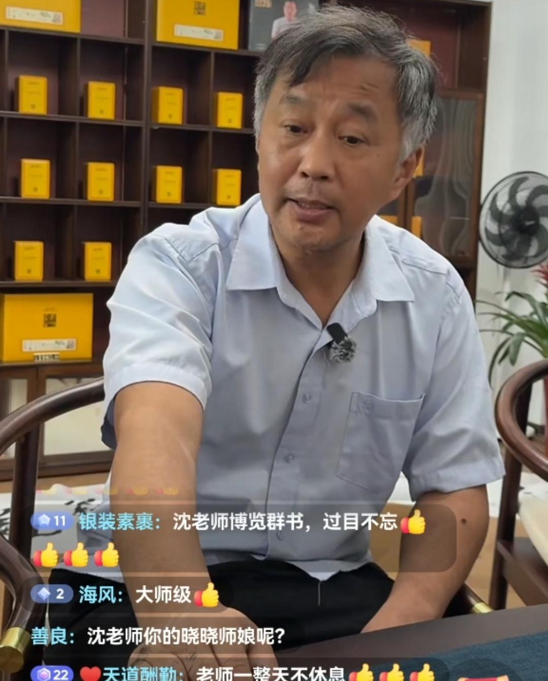 沈巍说江西书法有三座高峰分别是黄庭坚、八大山人和舒同。黄庭坚属于文人书法，既有法