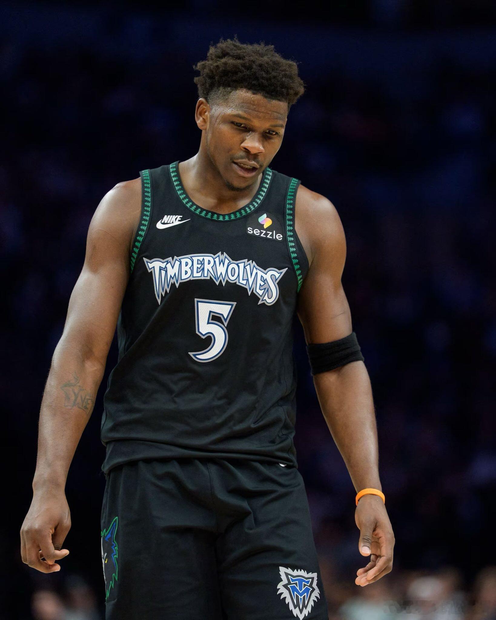 Shams：爱德华兹遭遇右脚趾感染，他的情况为每日观察，自去年12月以来他一直受