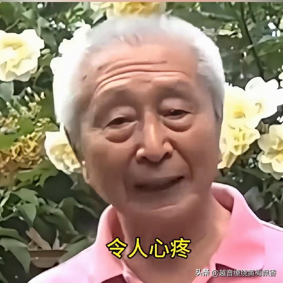大家还能认出图①上这个白发苍苍的老人是谁吗？他就是八十年代的著名体育解说员宋世雄