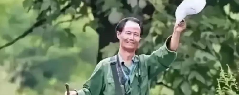 1998年，大学教授何家庆来到深山调研。由于过于饥饿，他向村民讨口吃的。见灶上煮