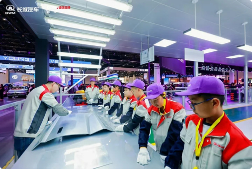 长城汽车在车展不光展车，他们搞了一套偏教育向的互动，让孩子能画车、拆发动机、用工