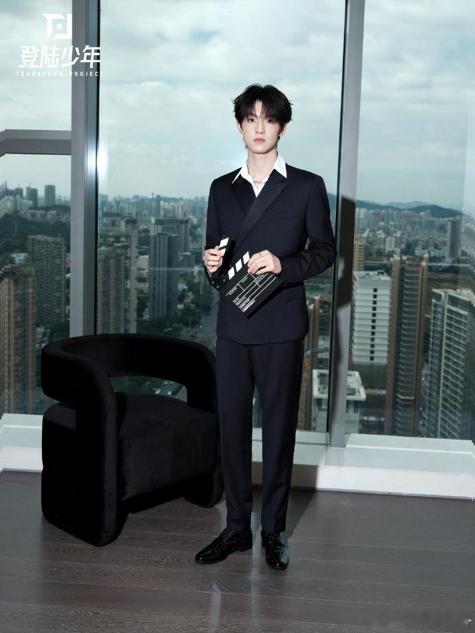 张泽禹好正  张泽禹出席第37届中国电影金鸡奖闭幕式盛典时，凭借正气且帅气的造型