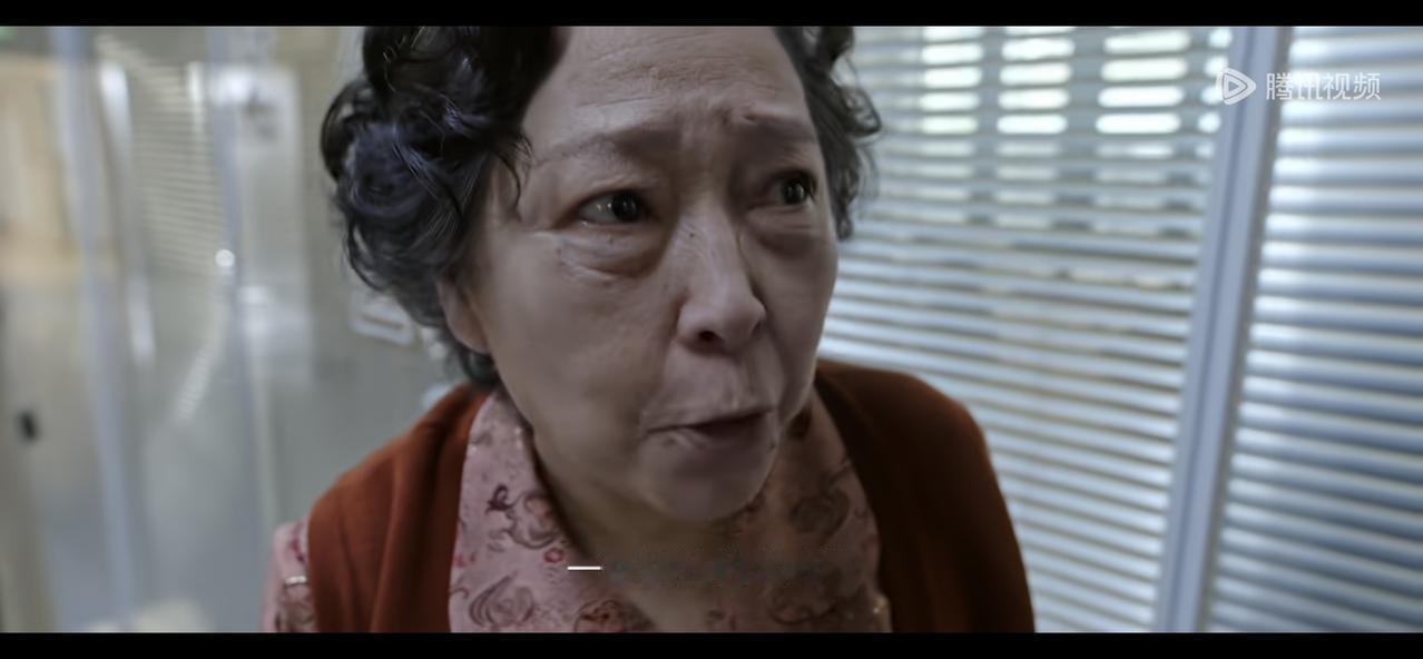 《迷墙》孙兰英打亲生儿子！原来，这才是文一彤和余鸣分开的真相。

“我孙女头上要