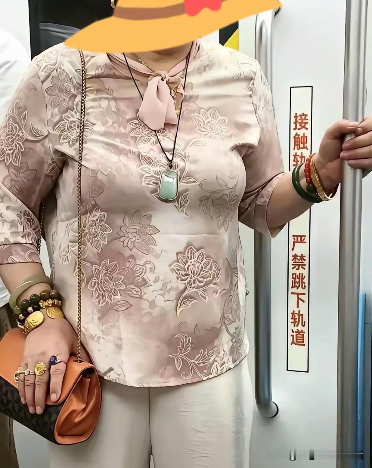 退休在家，怎么舒服怎么来，尤其是我这样的懒癌患者。

在家就喜欢穿睡衣，即便不是