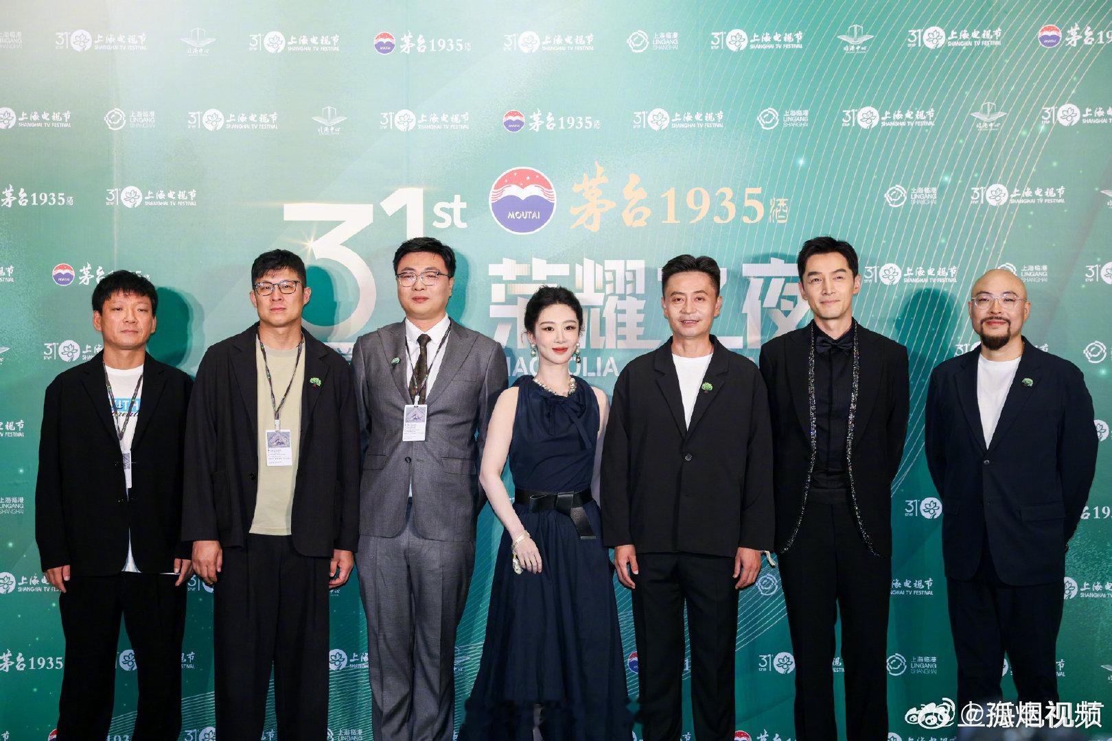 杨紫身着简约小黑裙杨紫简约小黑裙 杨紫身着简约小黑裙 现身白玉兰晚宴～ 