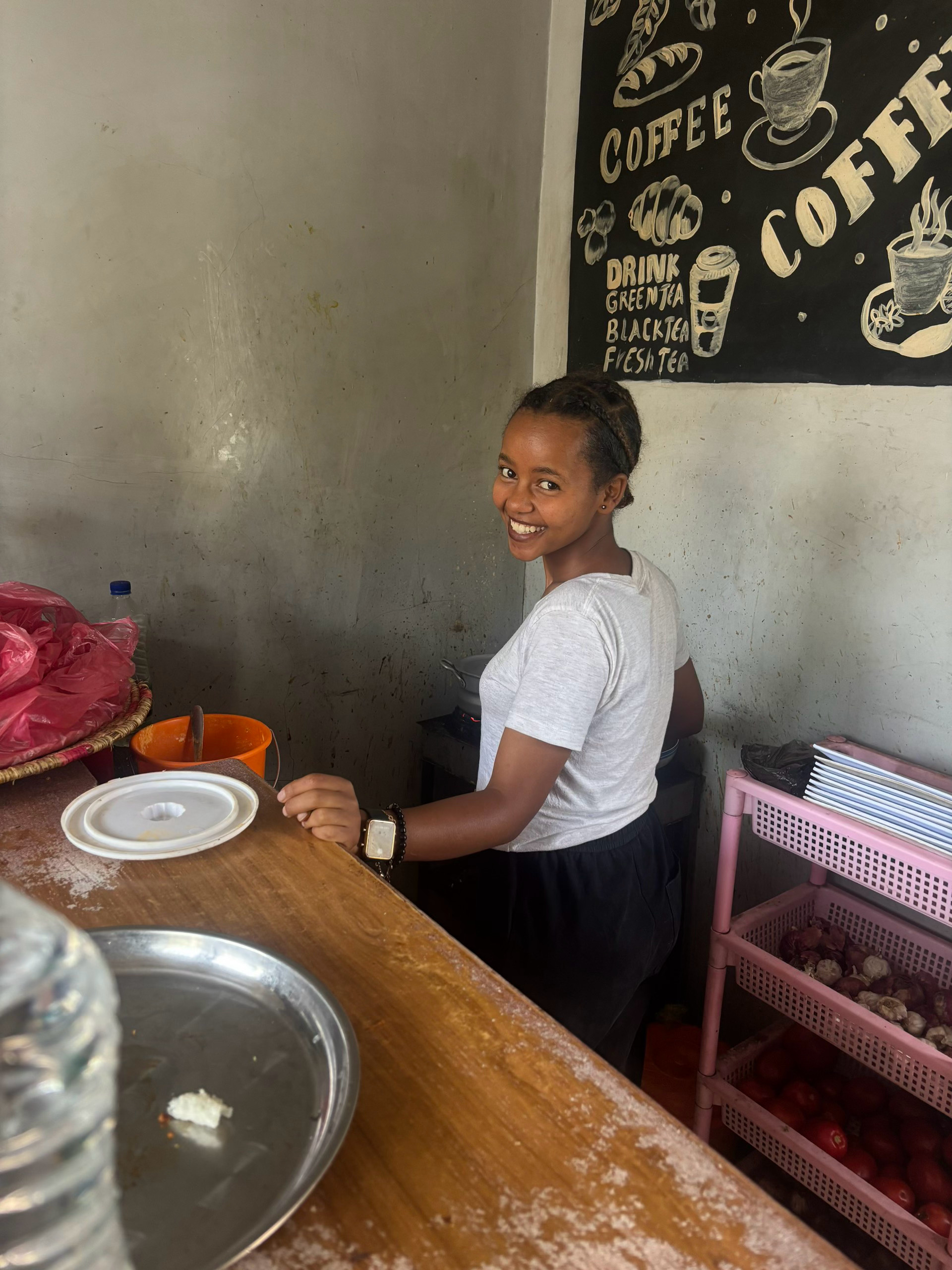 这个黑人小姑娘，是我在埃塞俄比亚的阿瓦萨碰到的，她是一个厨娘，是在路边一家小餐馆