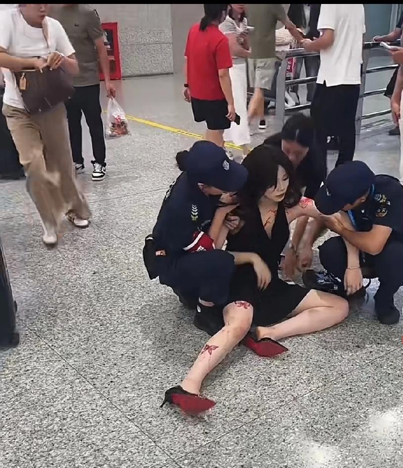 小姐姐在机场晕倒，路人赶过来喂糖吃，开始以为腿上都是血，害得重复看了好几遍
我第