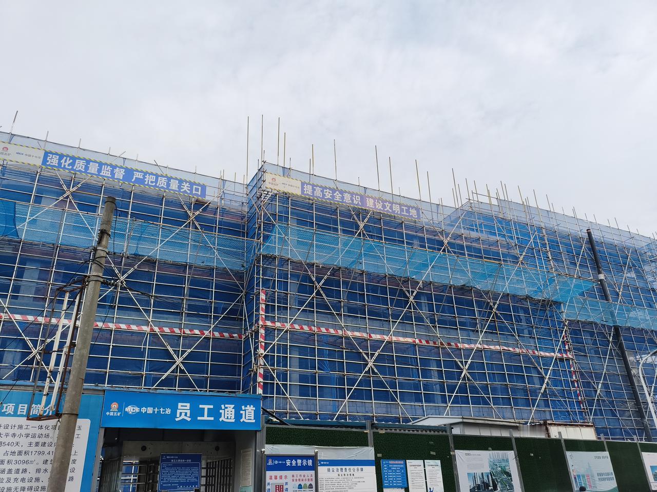 70后工地打工人的现实状况
 
大多70后今年56—49岁，是工地一线主力军，半