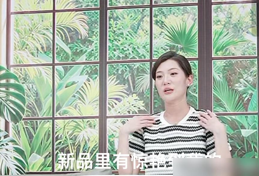 行程密集到“不便透露”。
有网友机场偶遇他，啃着面包等航班，眼神里的疲惫藏不住