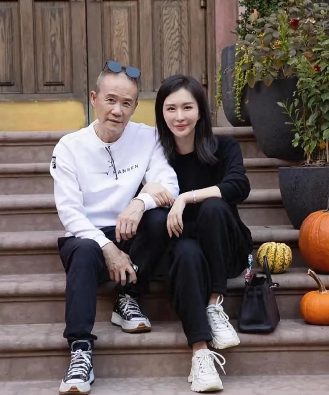 这一对老夫少妻很有意思，女的不承认自己图钱，男的不承认自己图年轻。女的说自己是独