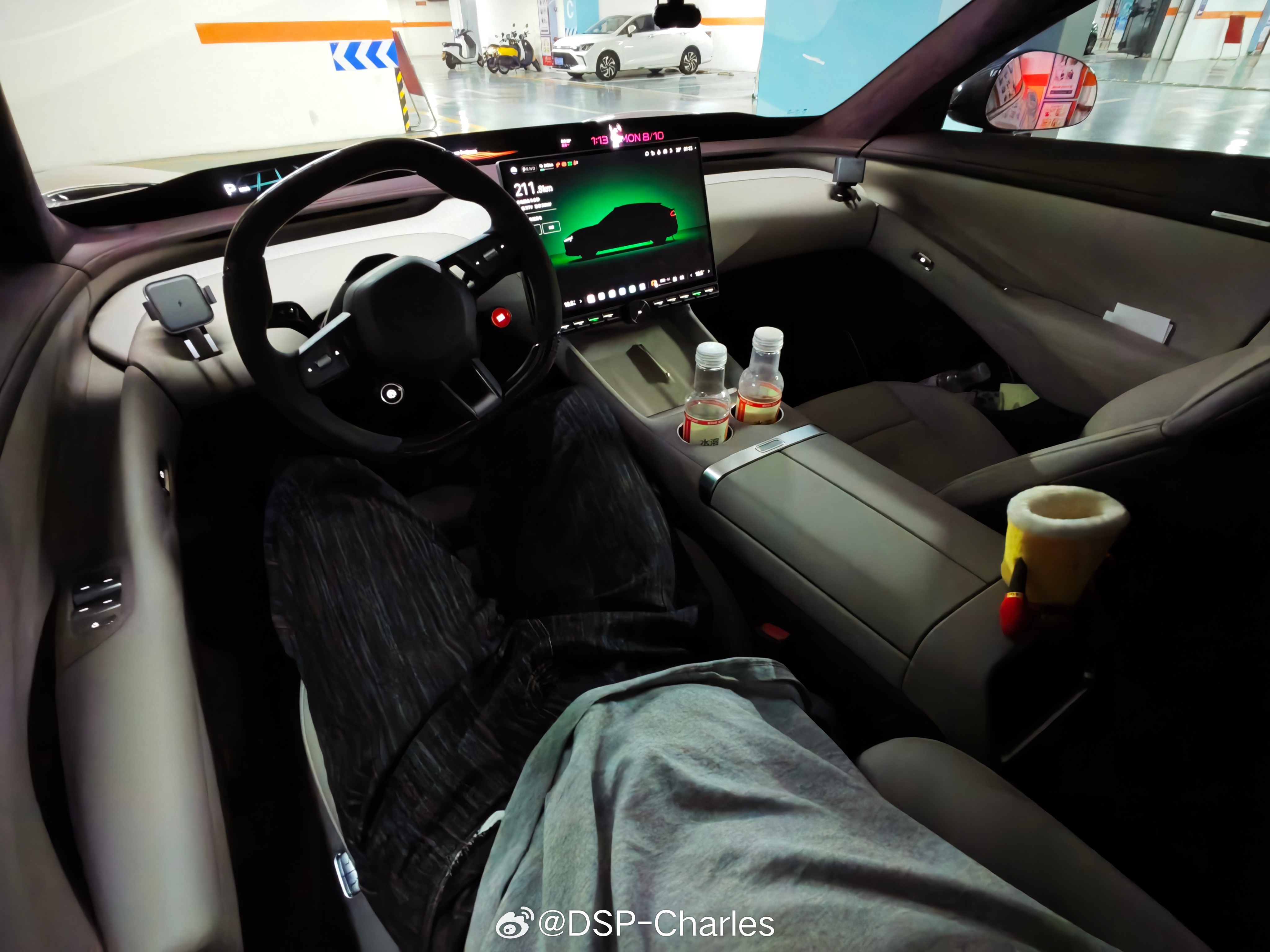 主驾才是最适合搭载零重力座椅的地方。大多数一个人开车，停车等人、充电的时候直接零