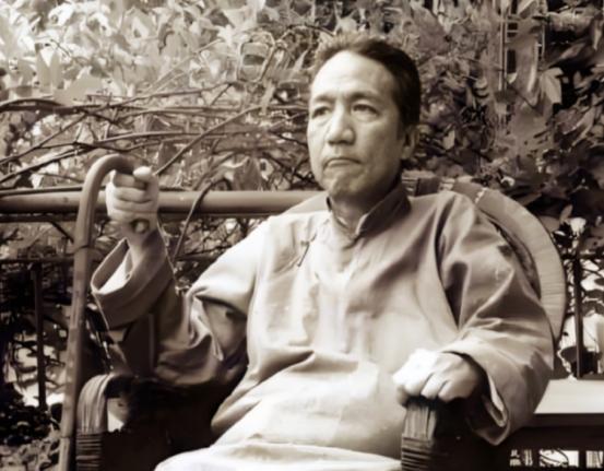 1941年，几个日本兵闯入一位中国老人家中，双目失明的老人用流利的日语厉声斥责。