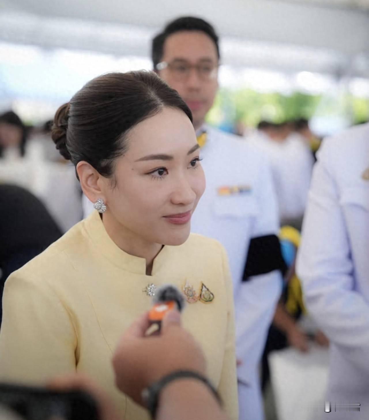 他信被特赦，他的女儿萍通塔倒是很耀眼，她大方地接受媒体拜访，感谢泰王的恩典并祝福