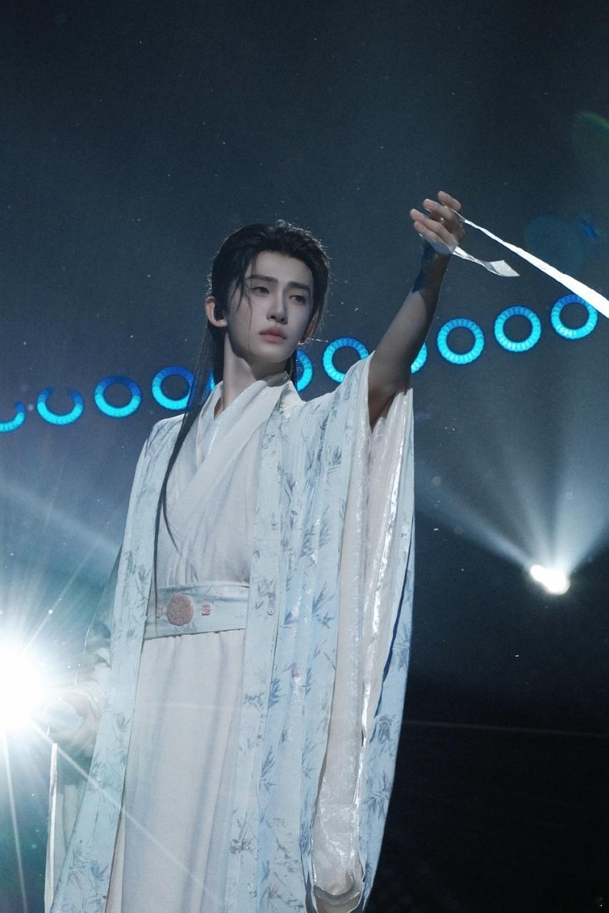 刘宇到底有多少套古风战袍刘宇这组马年大片鲨疯了！明黄色汉服贵气逼人，精致得像从画